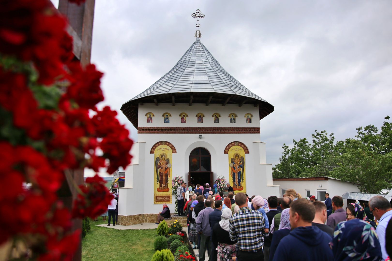 Un locaș închinat Sfintei Parascheva și Sfinților Arhangheli a fost târnosit de Mitropolitul Moldovei și Bucovinei