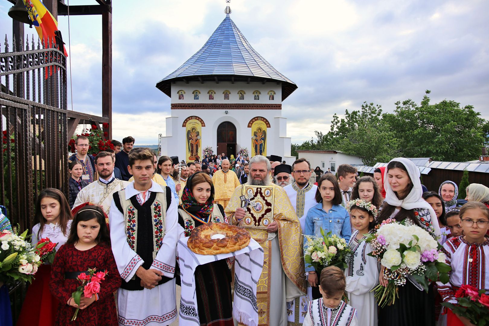 Un locaș închinat Sfintei Parascheva și Sfinților Arhangheli a fost târnosit de Mitropolitul Moldovei și Bucovinei