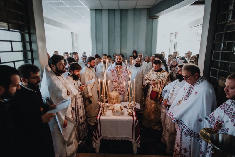 Târnosirea altarului bisericii românești din Monfalcone – Italia Târnosirea altarului bisericii românești din Monfalcone – Italia