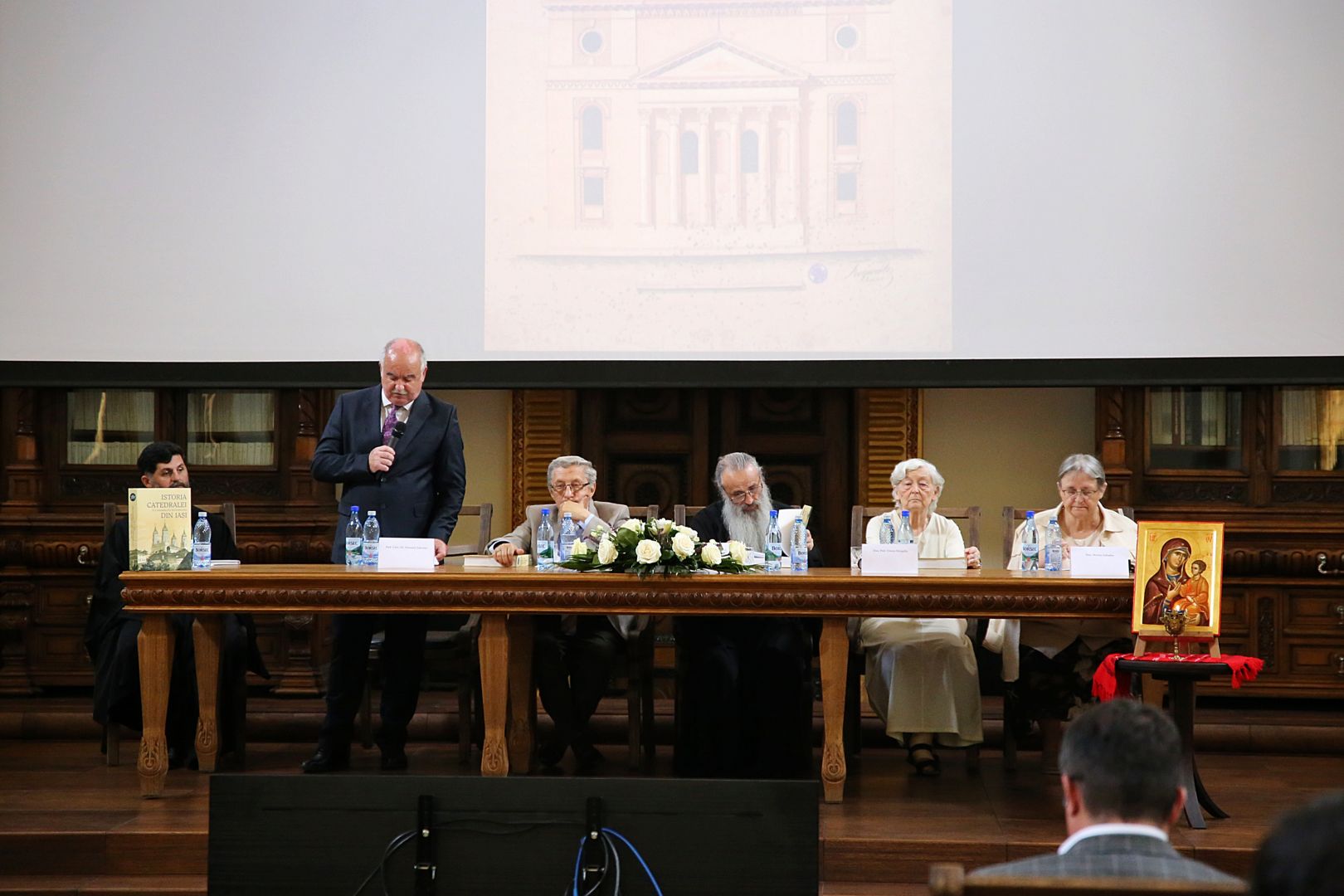 Inedit: un volum dedicat istoriei Catedralei Mitropolitane a fost prezentat la Iași