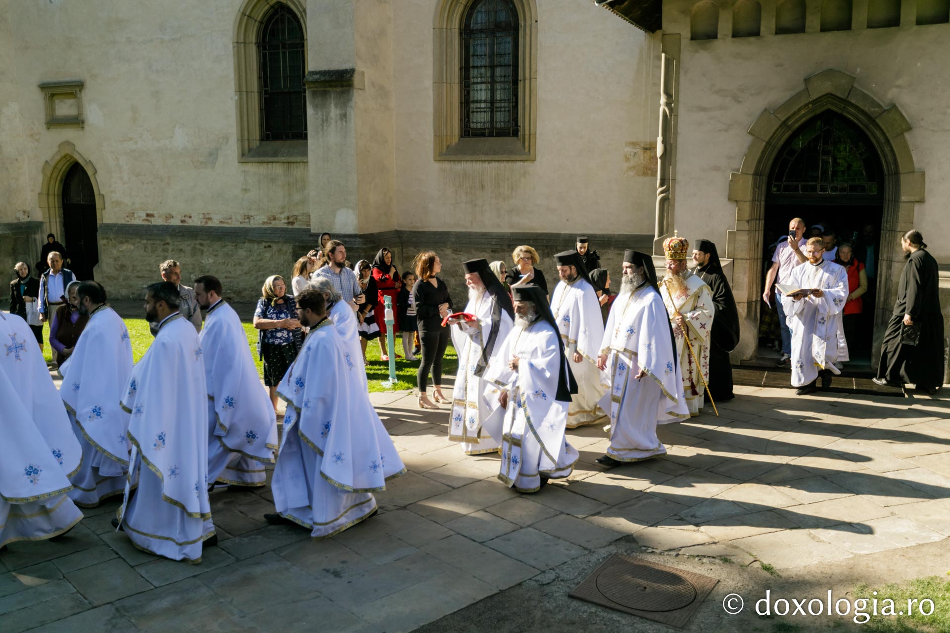 PS Părinte Andrei, către pelerinii Sfântului Ioan cel Nou: „Cine ne adună pe noi, dacă nu dragostea față de Dumnezeu și față de oameni?”