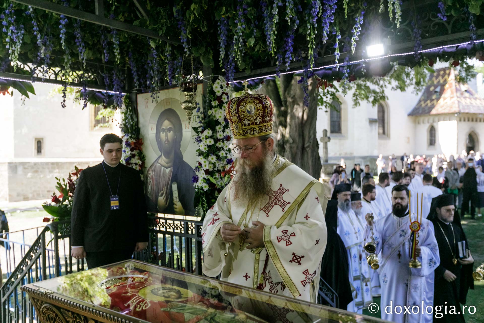 PS Părinte Andrei, către pelerinii Sfântului Ioan cel Nou: „Cine ne adună pe noi, dacă nu dragostea față de Dumnezeu și față de oameni?”