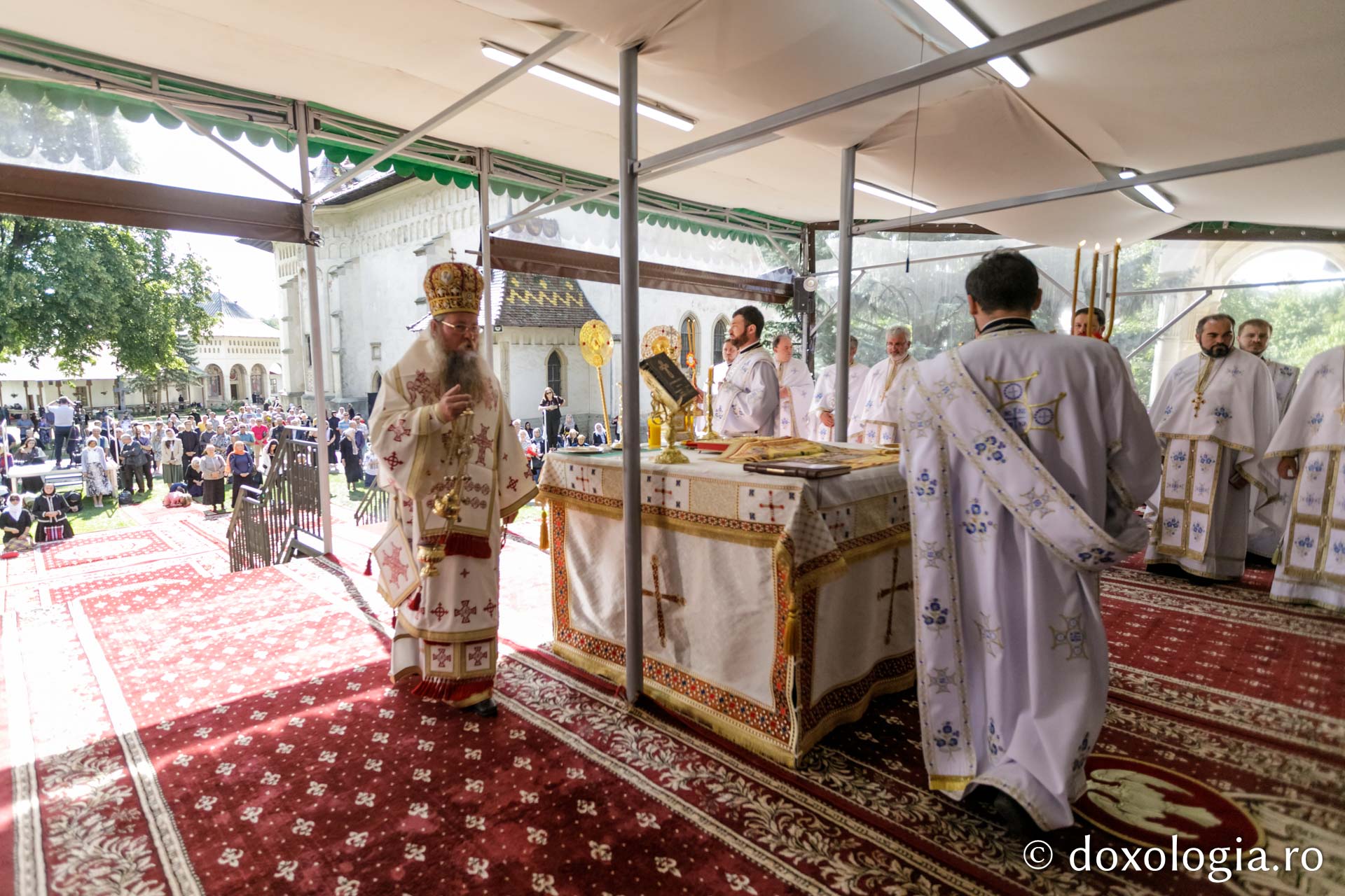 PS Părinte Andrei, către pelerinii Sfântului Ioan cel Nou: „Cine ne adună pe noi, dacă nu dragostea față de Dumnezeu și față de oameni?”