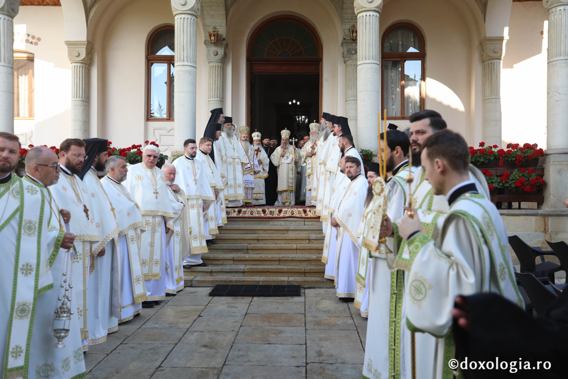 Foto: pr. Silviu Cluci Zi de mare sărbătoare în cetatea Sucevei: credincioși din toate părțile țării, uniți în duh și rugăciune la hramul Sfântului Ioan cel Nou