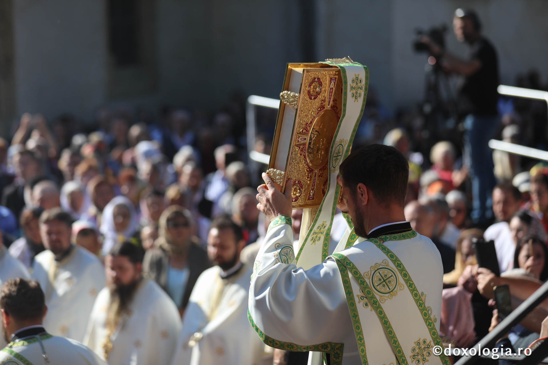 Foto: pr. Silviu Cluci Zi de mare sărbătoare în cetatea Sucevei: credincioși din toate părțile țării, uniți în duh și rugăciune la hramul Sfântului Ioan cel Nou