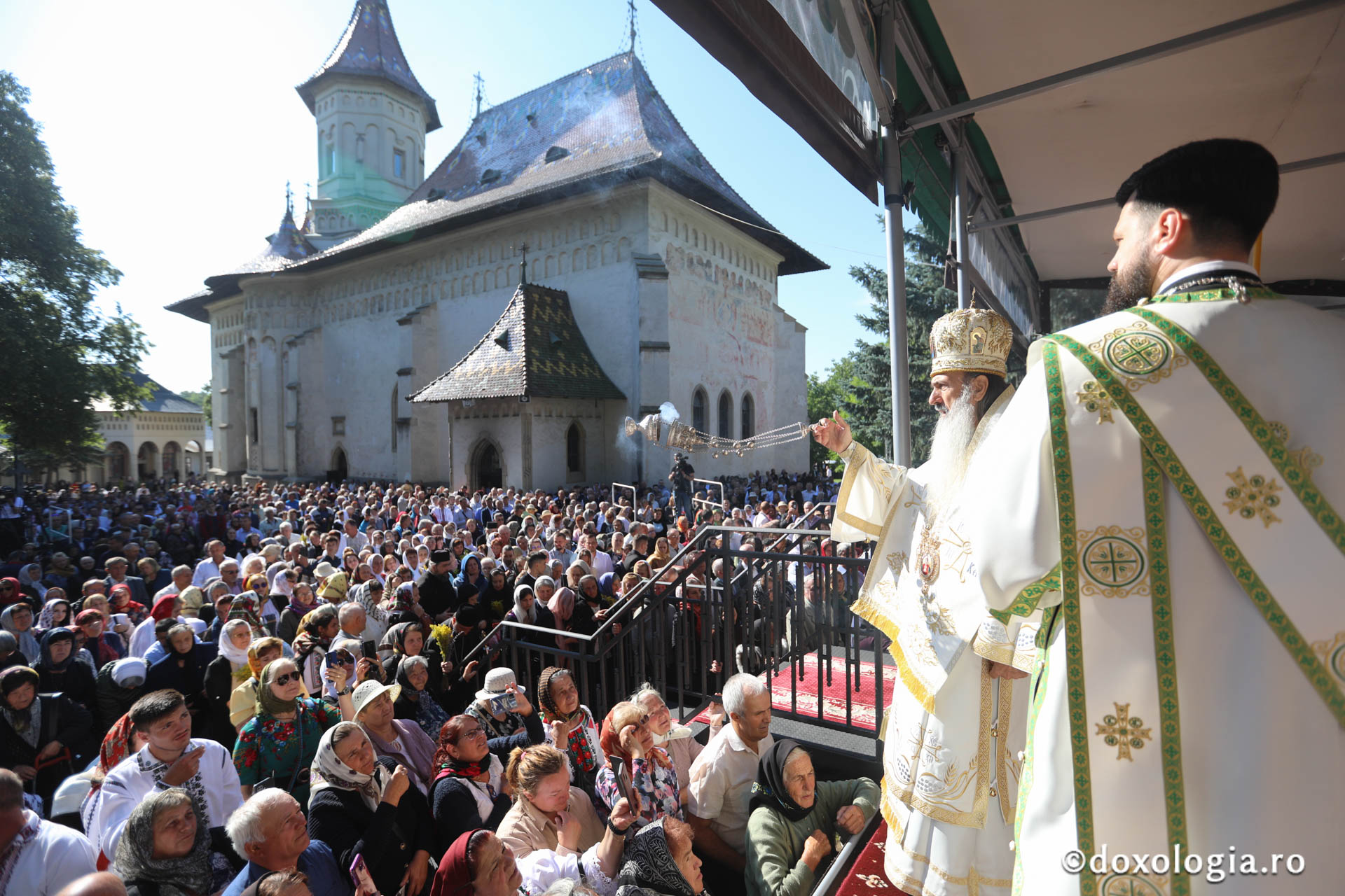 Foto: pr. Silviu Cluci Zi de mare sărbătoare în cetatea Sucevei: credincioși din toate părțile țării, uniți în duh și rugăciune la hramul Sfântului Ioan cel Nou