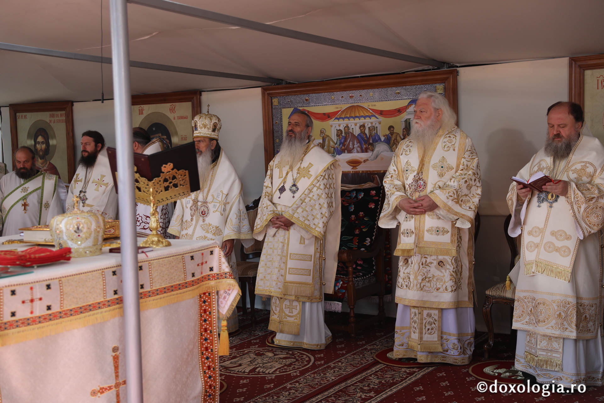 Foto: pr. Silviu Cluci Zi de mare sărbătoare în cetatea Sucevei: credincioși din toate părțile țării, uniți în duh și rugăciune la hramul Sfântului Ioan cel Nou