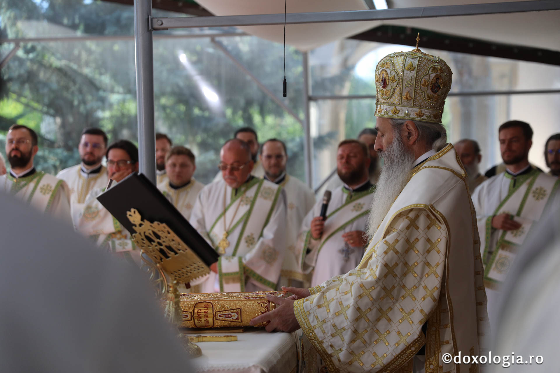 Foto: pr. Silviu Cluci Zi de mare sărbătoare în cetatea Sucevei: credincioși din toate părțile țării, uniți în duh și rugăciune la hramul Sfântului Ioan cel Nou