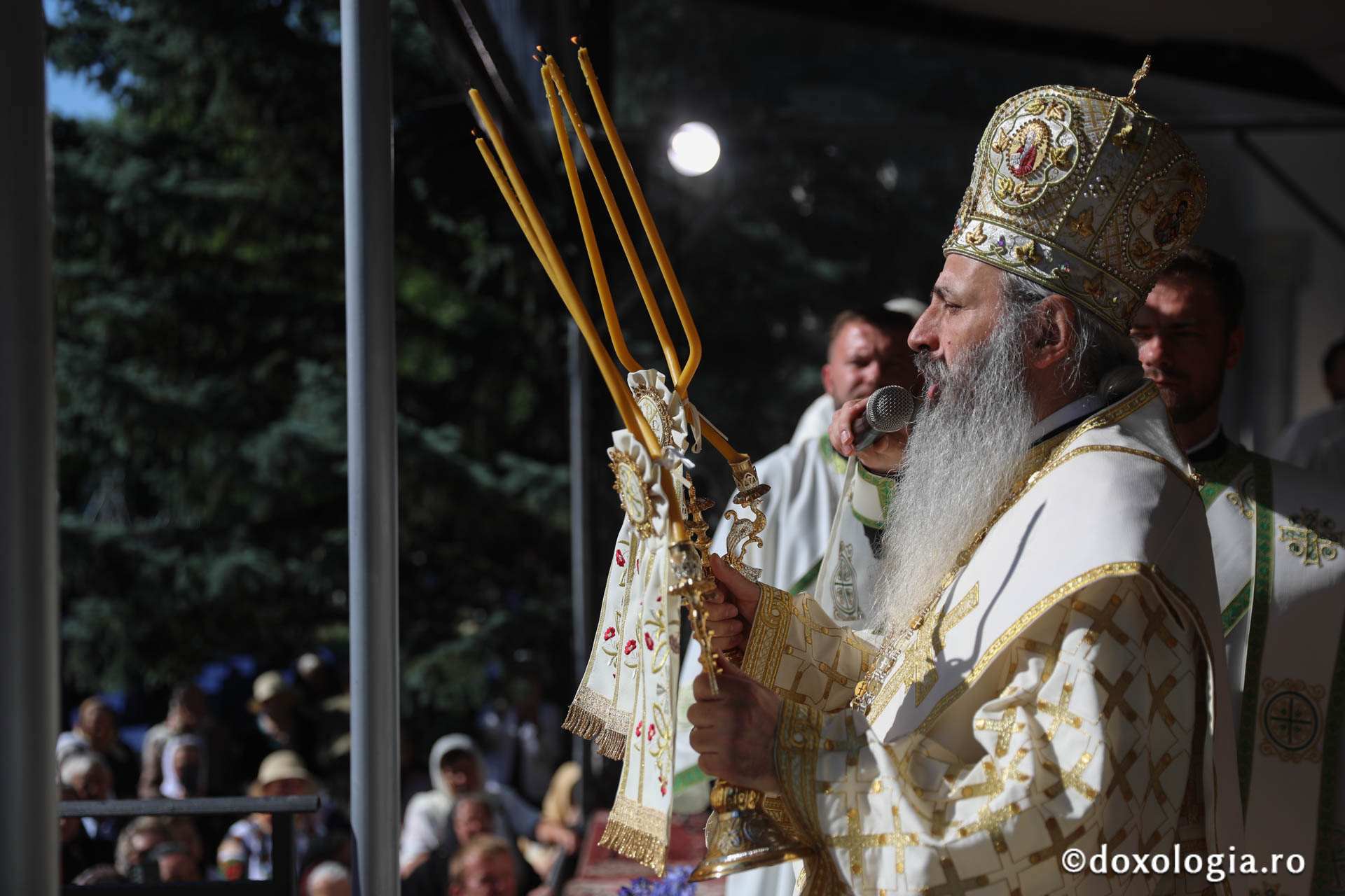 Foto: pr. Silviu Cluci Zi de mare sărbătoare în cetatea Sucevei: credincioși din toate părțile țării, uniți în duh și rugăciune la hramul Sfântului Ioan cel Nou