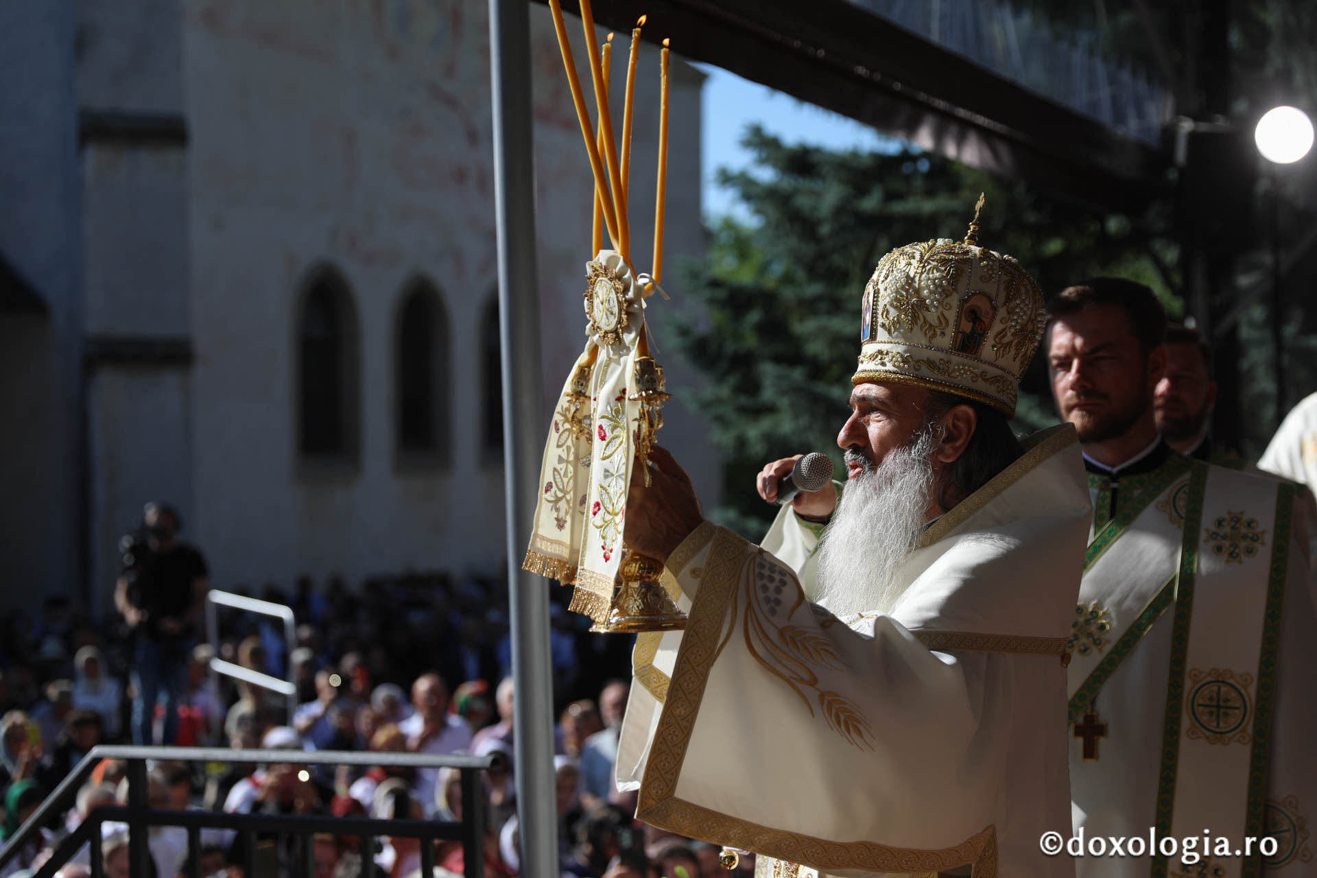 Foto: pr. Silviu Cluci Zi de mare sărbătoare în cetatea Sucevei: credincioși din toate părțile țării, uniți în duh și rugăciune la hramul Sfântului Ioan cel Nou