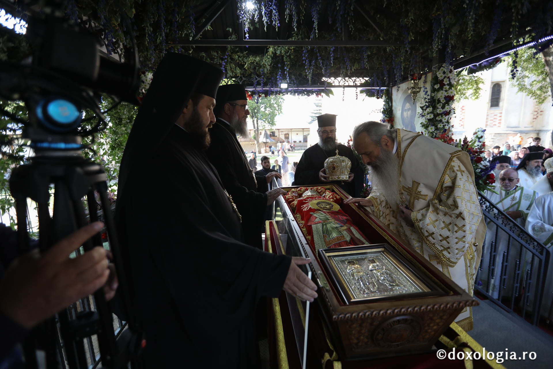 Foto: pr. Silviu Cluci Zi de mare sărbătoare în cetatea Sucevei: credincioși din toate părțile țării, uniți în duh și rugăciune la hramul Sfântului Ioan cel Nou