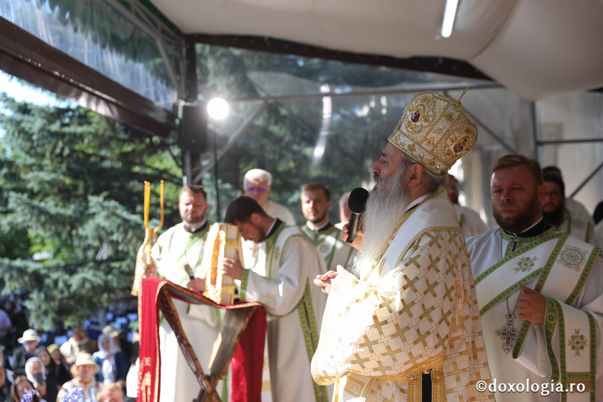 Foto: pr. Silviu Cluci Zi de mare sărbătoare în cetatea Sucevei: credincioși din toate părțile țării, uniți în duh și rugăciune la hramul Sfântului Ioan cel Nou