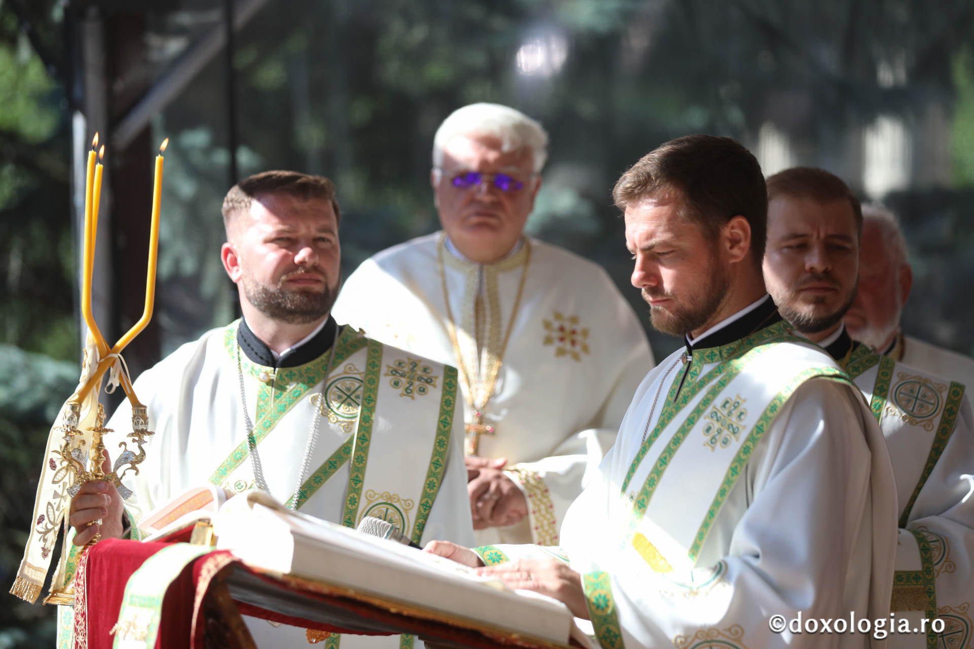 Foto: pr. Silviu Cluci Zi de mare sărbătoare în cetatea Sucevei: credincioși din toate părțile țării, uniți în duh și rugăciune la hramul Sfântului Ioan cel Nou
