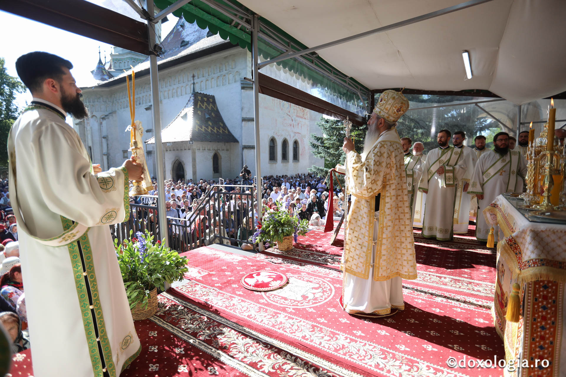 Foto: pr. Silviu Cluci Zi de mare sărbătoare în cetatea Sucevei: credincioși din toate părțile țării, uniți în duh și rugăciune la hramul Sfântului Ioan cel Nou