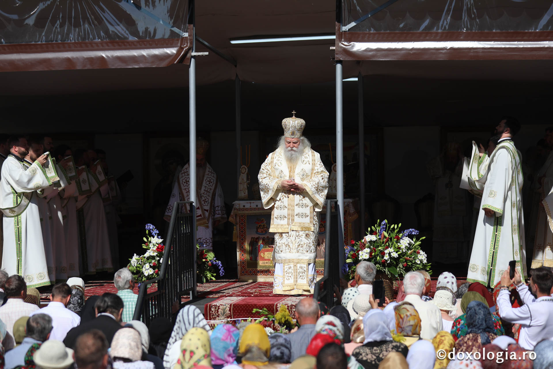 Foto: pr. Silviu Cluci Zi de mare sărbătoare în cetatea Sucevei: credincioși din toate părțile țării, uniți în duh și rugăciune la hramul Sfântului Ioan cel Nou