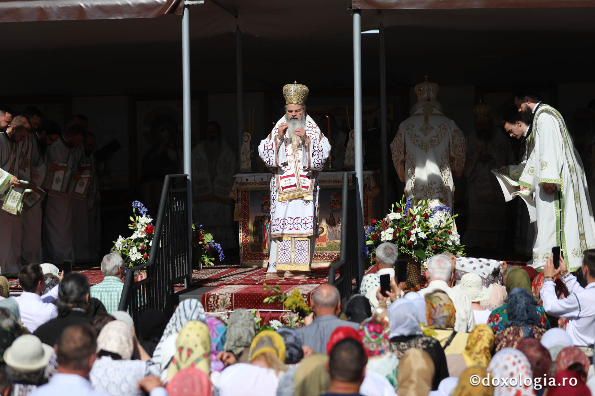 Foto: pr. Silviu Cluci Zi de mare sărbătoare în cetatea Sucevei: credincioși din toate părțile țării, uniți în duh și rugăciune la hramul Sfântului Ioan cel Nou