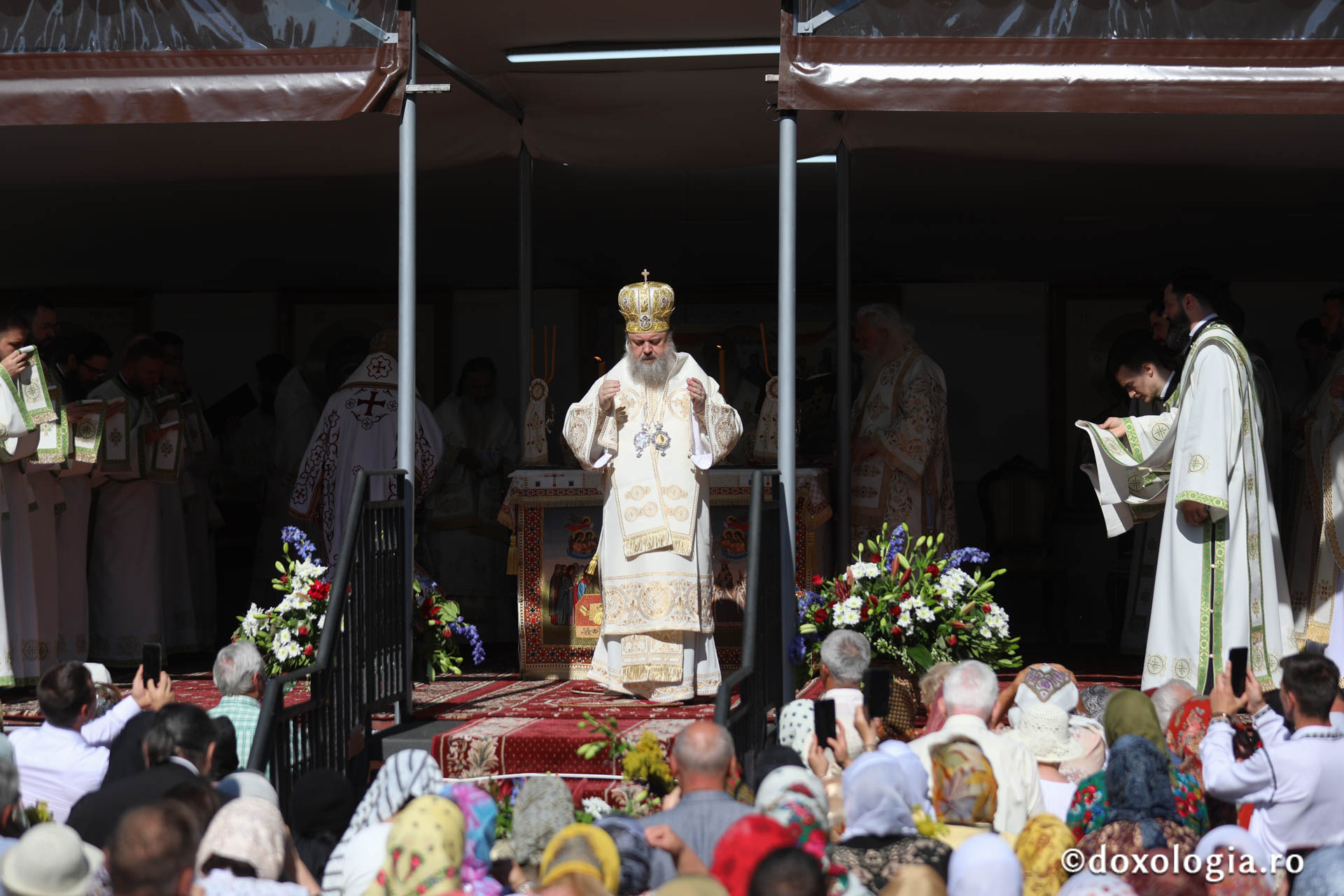 Foto: pr. Silviu Cluci Zi de mare sărbătoare în cetatea Sucevei: credincioși din toate părțile țării, uniți în duh și rugăciune la hramul Sfântului Ioan cel Nou