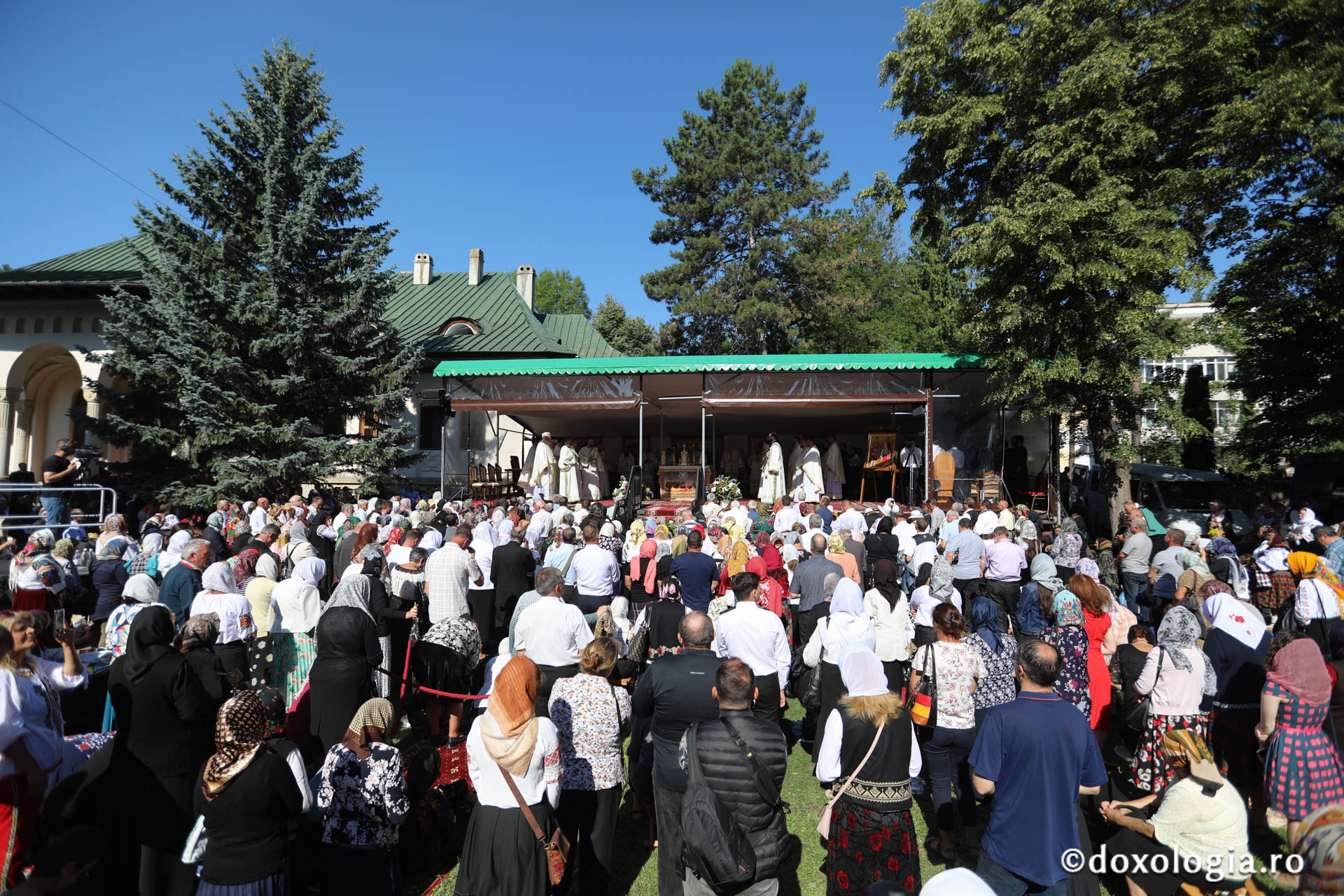 Foto: pr. Silviu Cluci Zi de mare sărbătoare în cetatea Sucevei: credincioși din toate părțile țării, uniți în duh și rugăciune la hramul Sfântului Ioan cel Nou