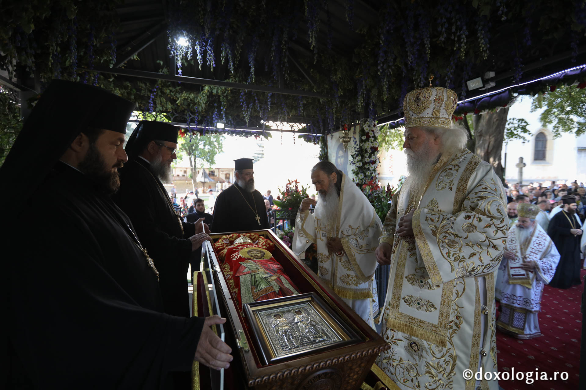 Foto: pr. Silviu Cluci Zi de mare sărbătoare în cetatea Sucevei: credincioși din toate părțile țării, uniți în duh și rugăciune la hramul Sfântului Ioan cel Nou