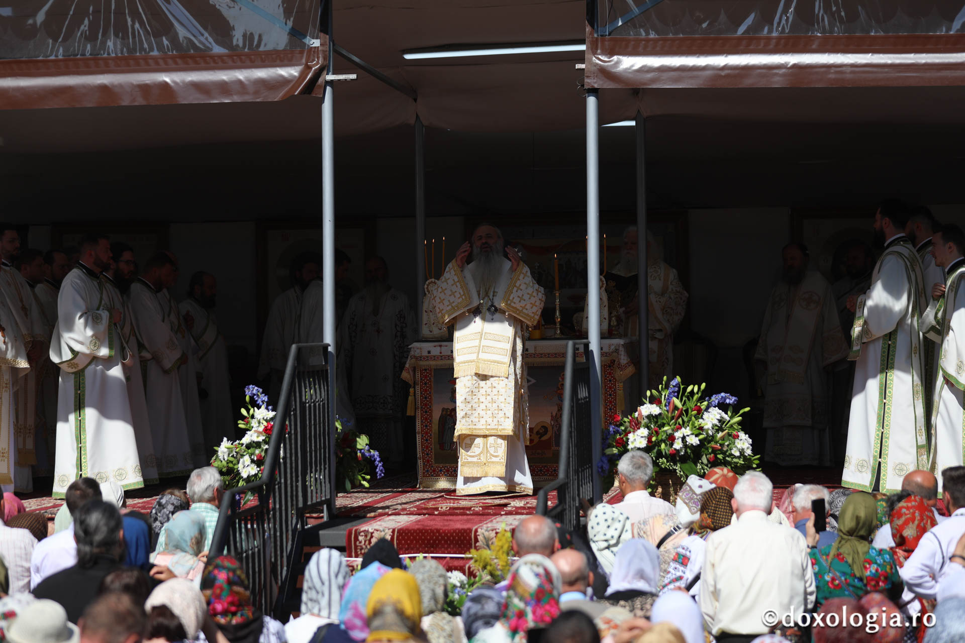 Foto: pr. Silviu Cluci Zi de mare sărbătoare în cetatea Sucevei: credincioși din toate părțile țării, uniți în duh și rugăciune la hramul Sfântului Ioan cel Nou
