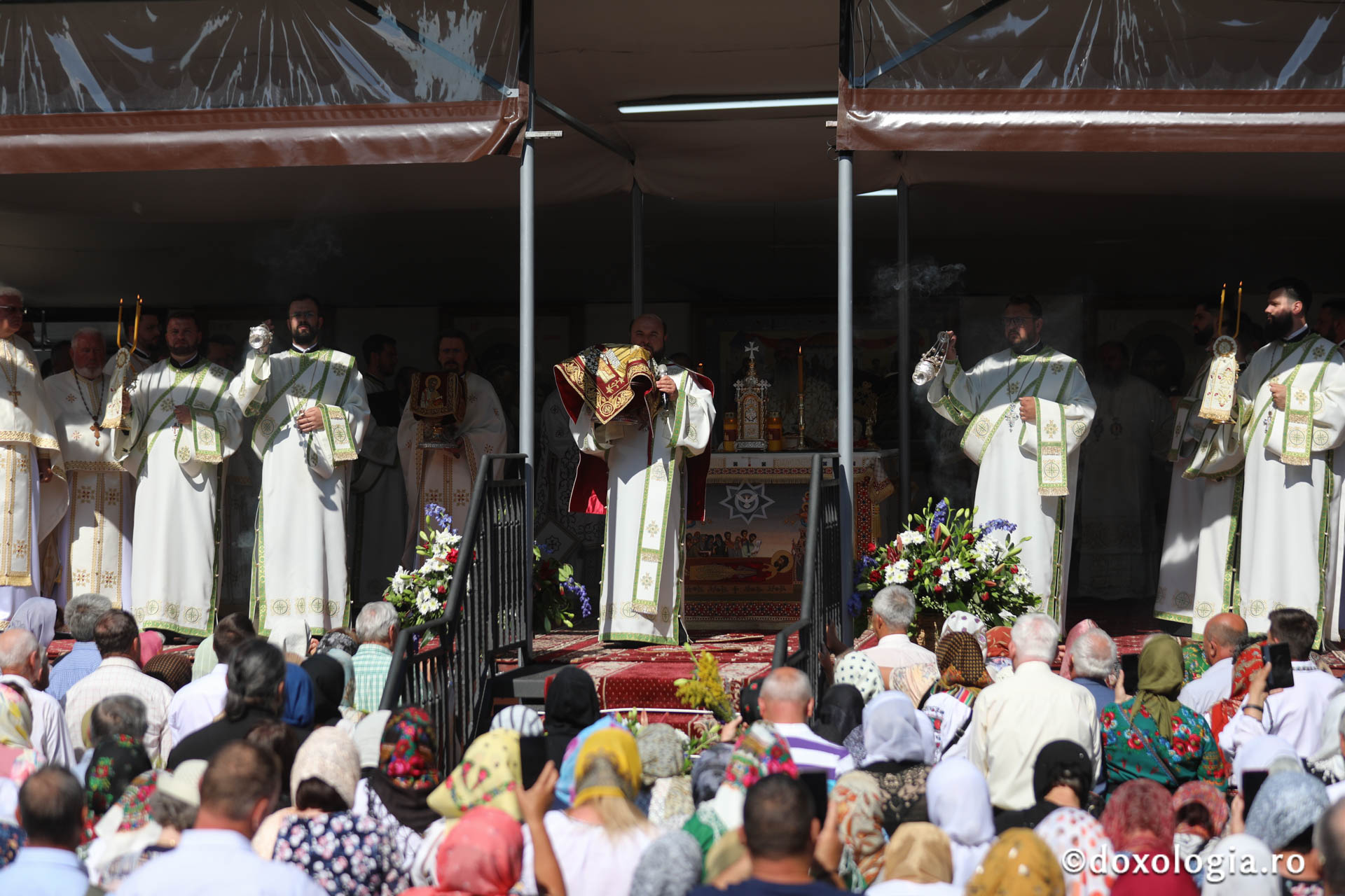 Foto: pr. Silviu Cluci Zi de mare sărbătoare în cetatea Sucevei: credincioși din toate părțile țării, uniți în duh și rugăciune la hramul Sfântului Ioan cel Nou