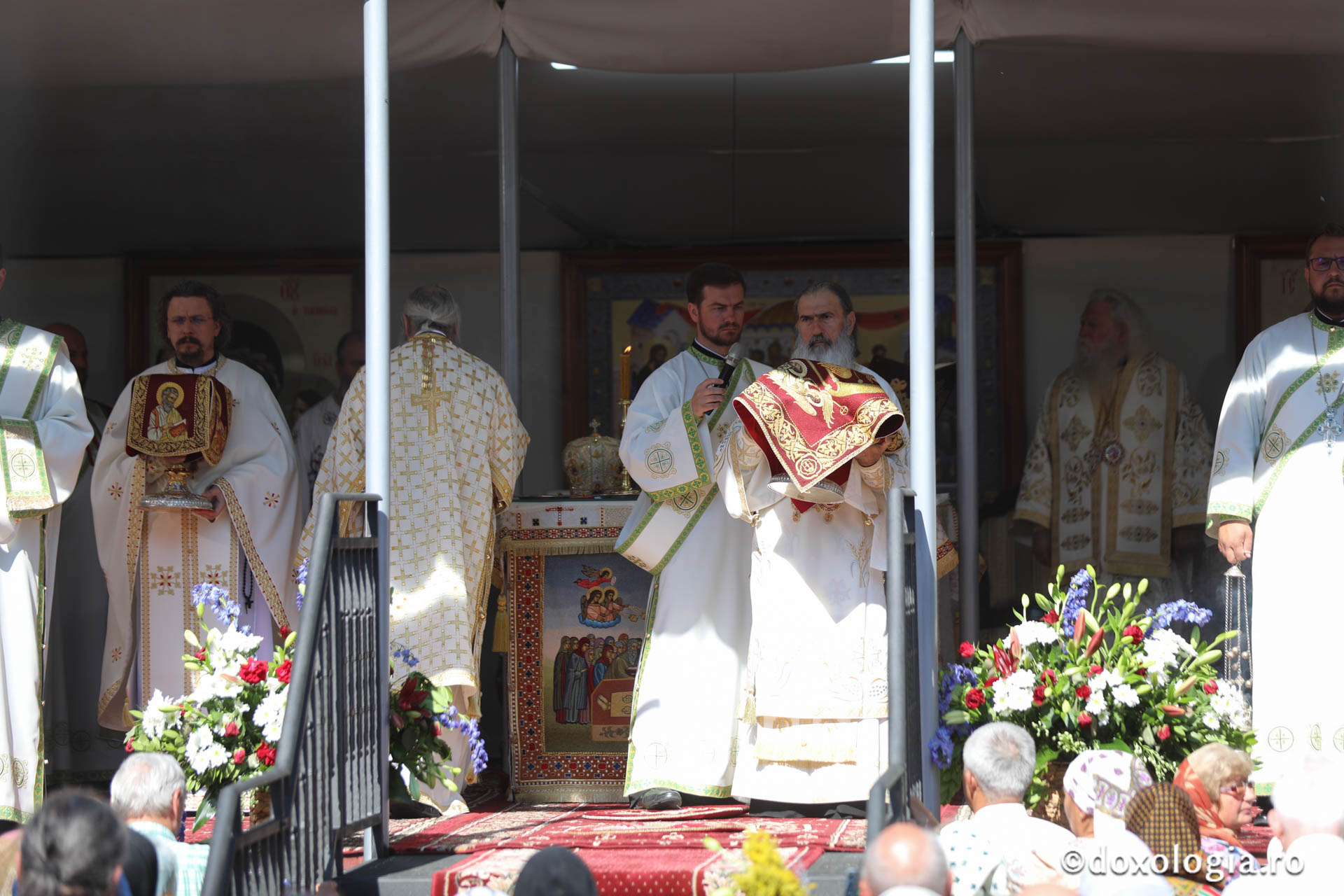 Foto: pr. Silviu Cluci Zi de mare sărbătoare în cetatea Sucevei: credincioși din toate părțile țării, uniți în duh și rugăciune la hramul Sfântului Ioan cel Nou