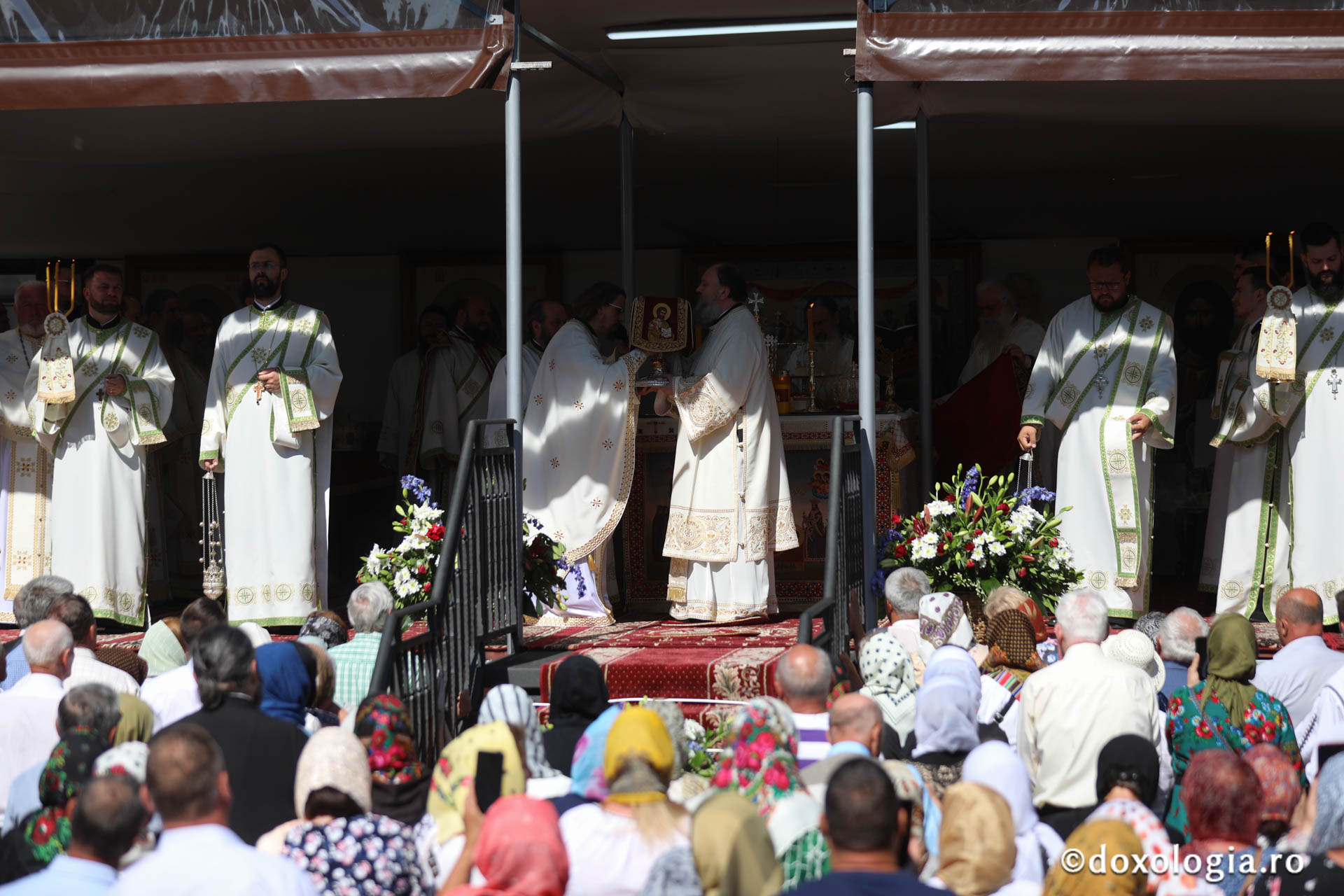 Foto: pr. Silviu Cluci Zi de mare sărbătoare în cetatea Sucevei: credincioși din toate părțile țării, uniți în duh și rugăciune la hramul Sfântului Ioan cel Nou