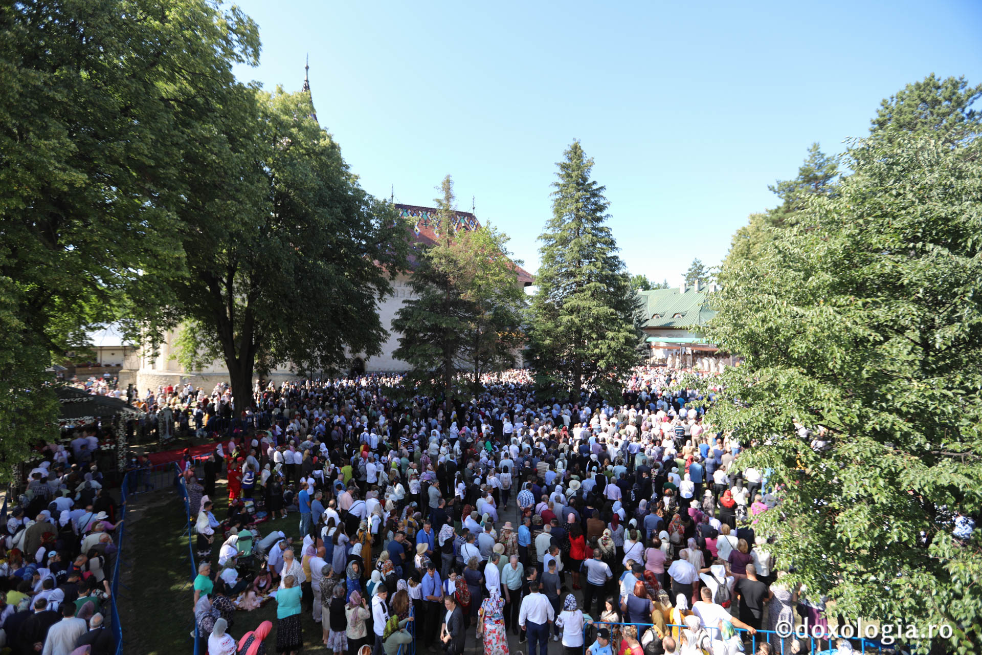 Foto: pr. Silviu Cluci Zi de mare sărbătoare în cetatea Sucevei: credincioși din toate părțile țării, uniți în duh și rugăciune la hramul Sfântului Ioan cel Nou