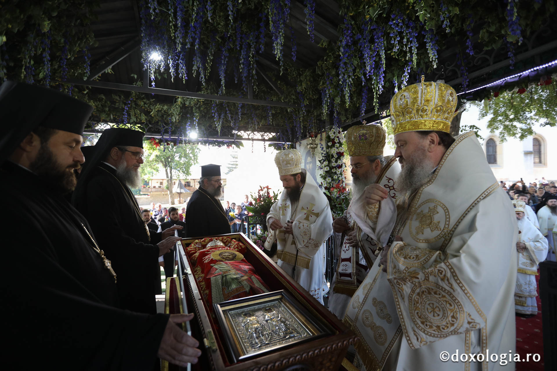 Foto: pr. Silviu Cluci Zi de mare sărbătoare în cetatea Sucevei: credincioși din toate părțile țării, uniți în duh și rugăciune la hramul Sfântului Ioan cel Nou