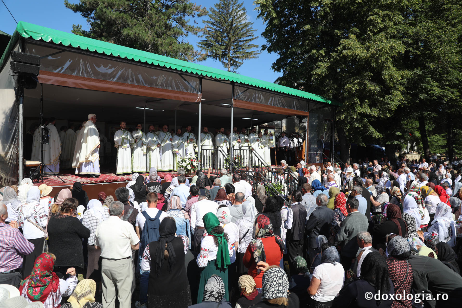 Foto: pr. Silviu Cluci Zi de mare sărbătoare în cetatea Sucevei: credincioși din toate părțile țării, uniți în duh și rugăciune la hramul Sfântului Ioan cel Nou