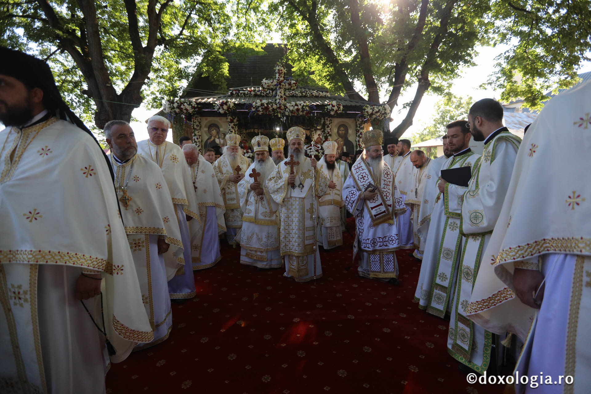 Foto: pr. Silviu Cluci Zi de mare sărbătoare în cetatea Sucevei: credincioși din toate părțile țării, uniți în duh și rugăciune la hramul Sfântului Ioan cel Nou