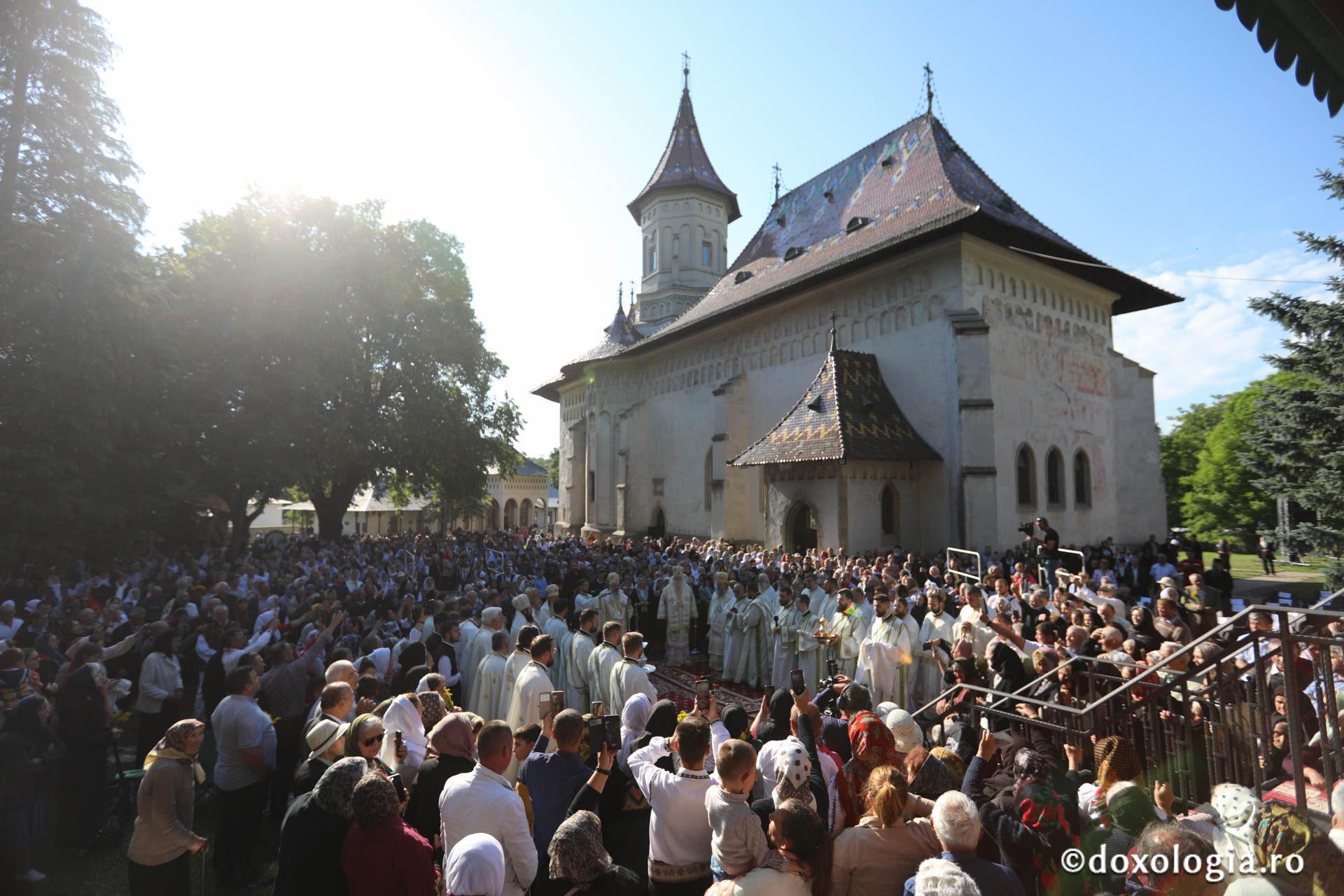 Foto: pr. Silviu Cluci Zi de mare sărbătoare în cetatea Sucevei: credincioși din toate părțile țării, uniți în duh și rugăciune la hramul Sfântului Ioan cel Nou