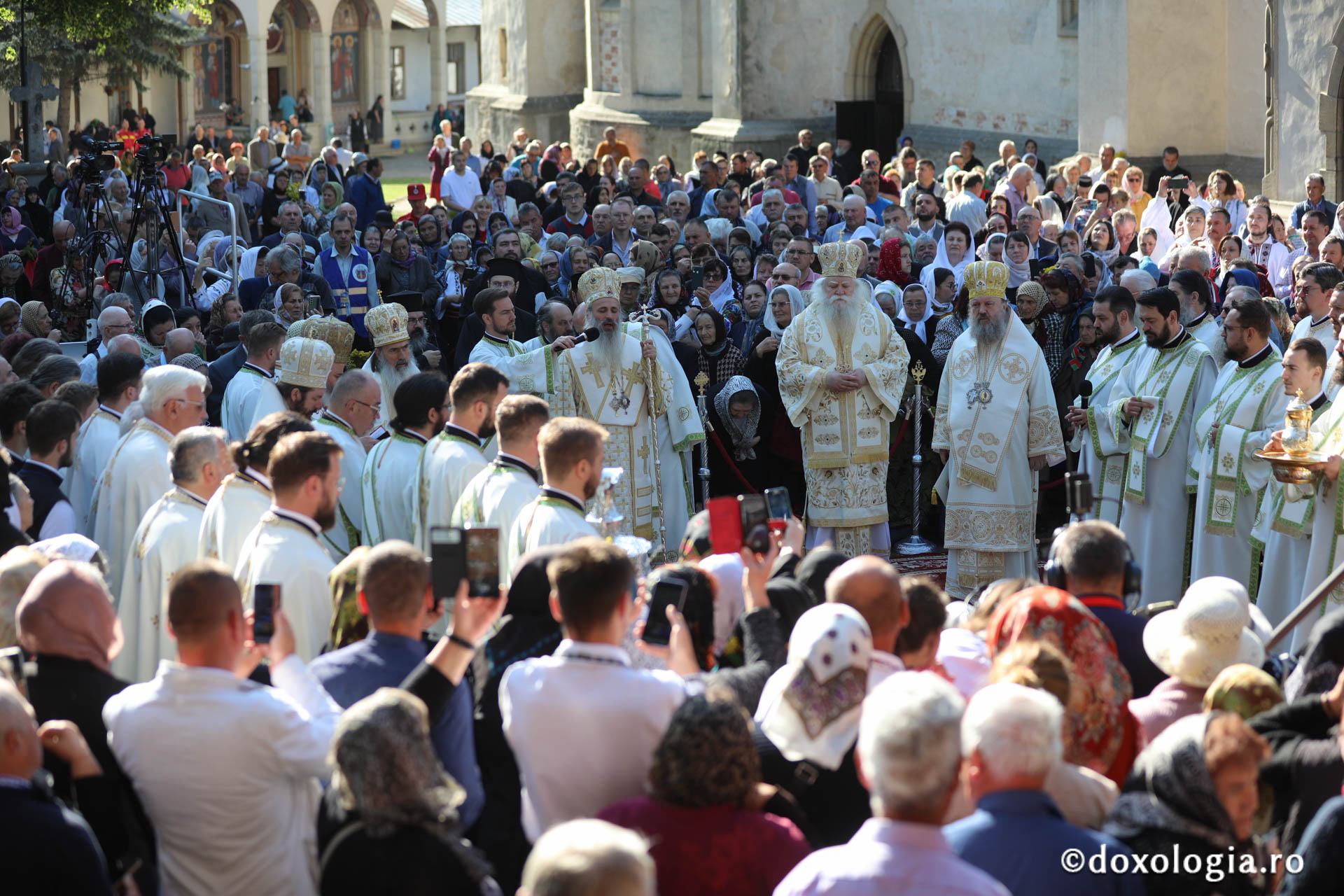 Foto: pr. Silviu Cluci Zi de mare sărbătoare în cetatea Sucevei: credincioși din toate părțile țării, uniți în duh și rugăciune la hramul Sfântului Ioan cel Nou
