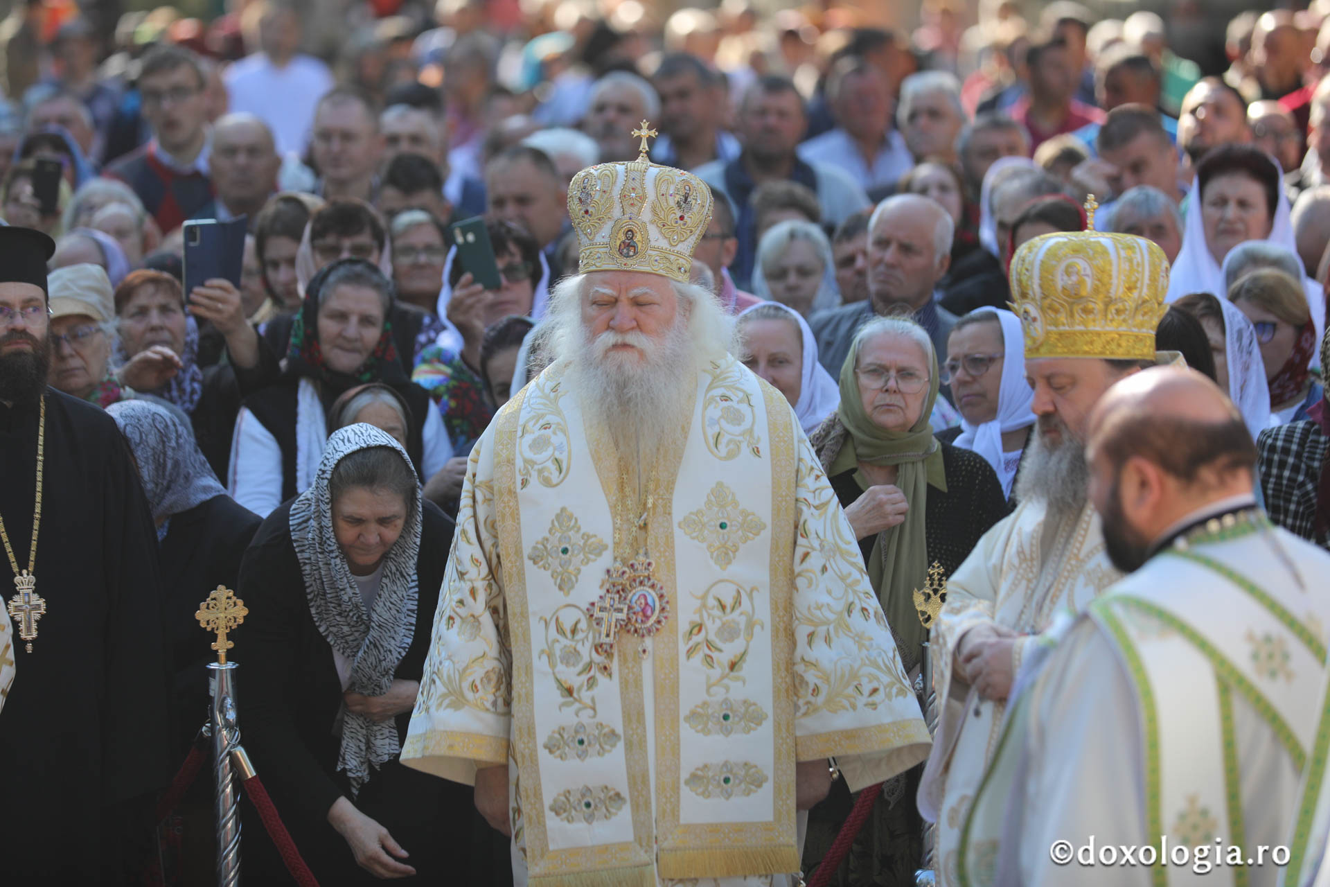 Foto: pr. Silviu Cluci Zi de mare sărbătoare în cetatea Sucevei: credincioși din toate părțile țării, uniți în duh și rugăciune la hramul Sfântului Ioan cel Nou