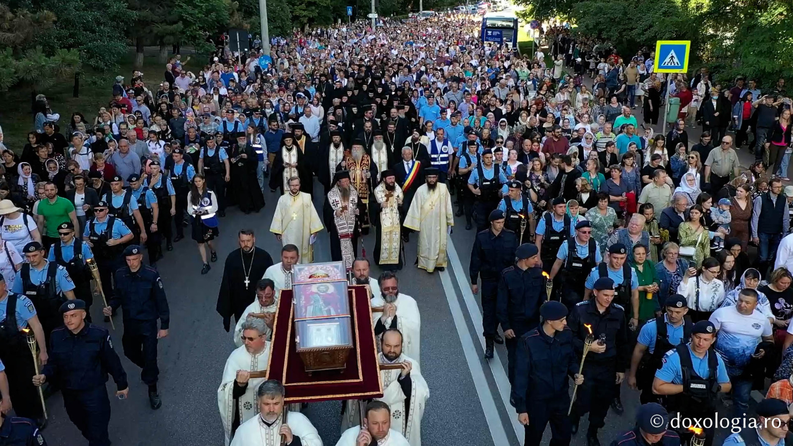 (Video) Sucevenii au străbătut „Calea sfinților” alături de Sfântul Ioan cel Nou