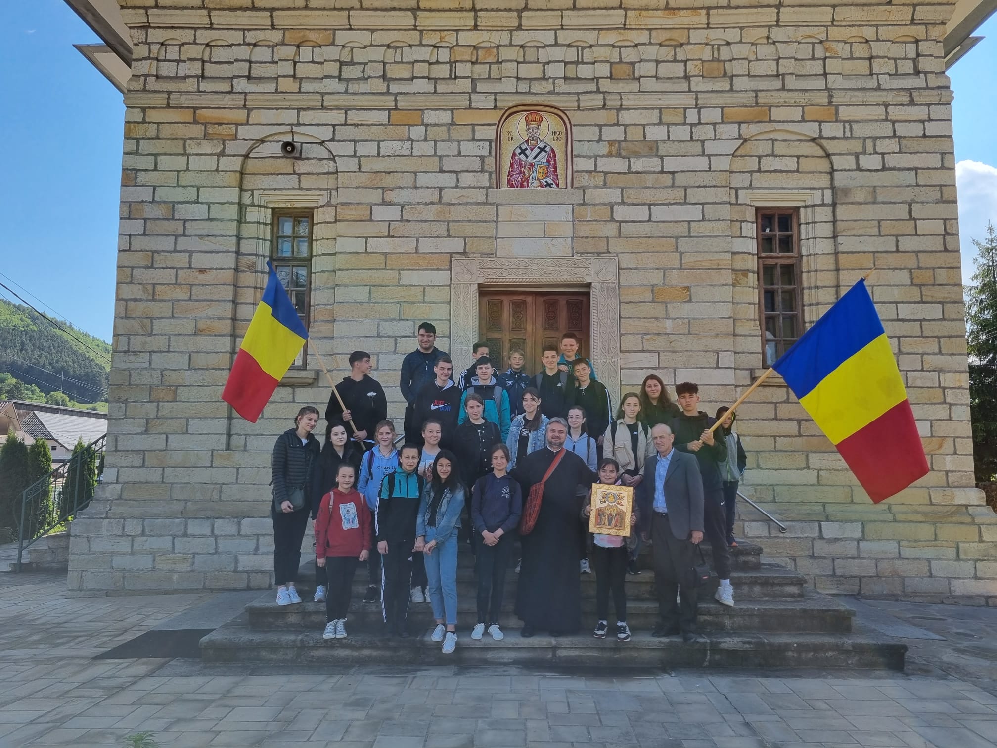 Credincioșii nemțeni merg în pelerinaj la hramul Mănăstirii Neamț