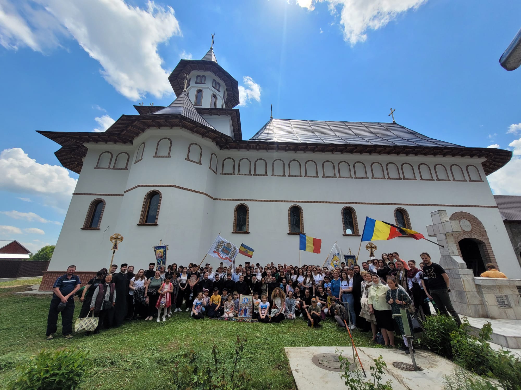 Credincioșii nemțeni merg în pelerinaj la hramul Mănăstirii Neamț