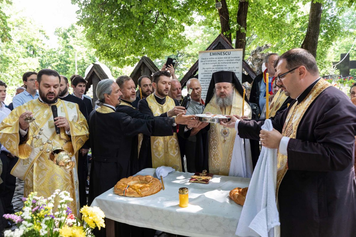 Pomenirea „poetului nepereche” la mormântul său din Bucureşti