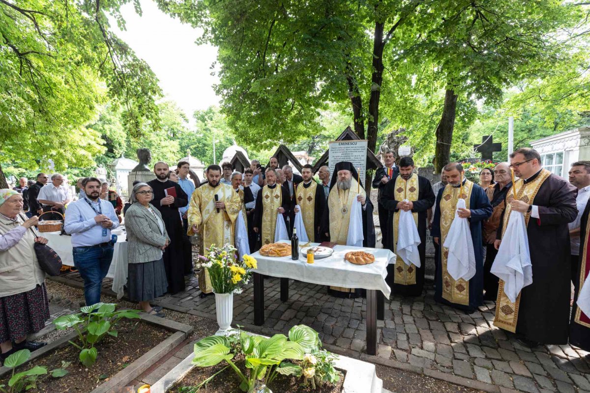 Pomenirea „poetului nepereche” la mormântul său din Bucureşti