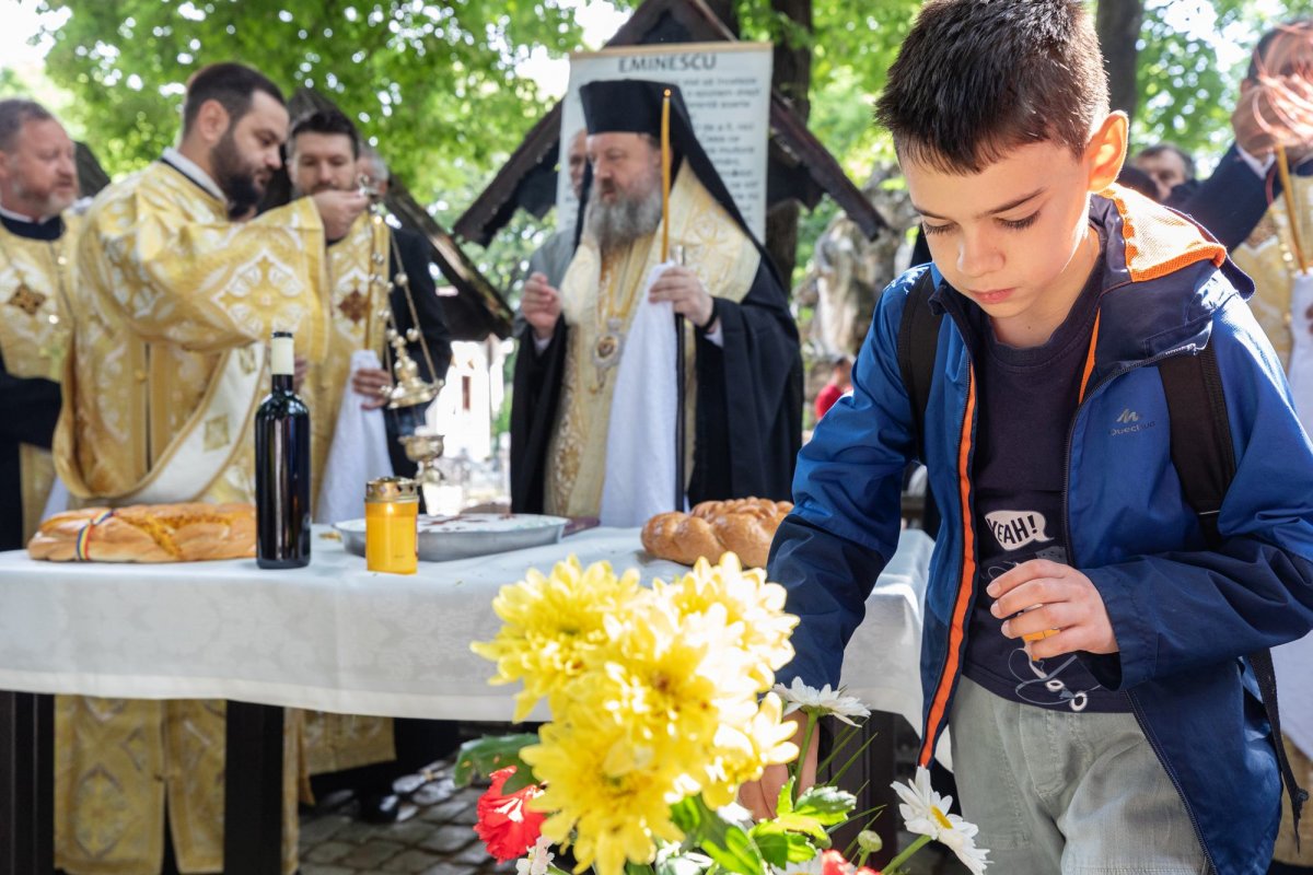 Pomenirea „poetului nepereche” la mormântul său din Bucureşti