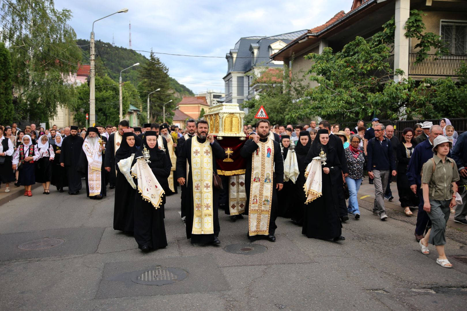 Nașterea Sfântului Ioan Botezătorul, sărbătoarea orașului de la poalele Pietricicăi: mii de oameni, împreună cu sfinții prin Piatra Neamț