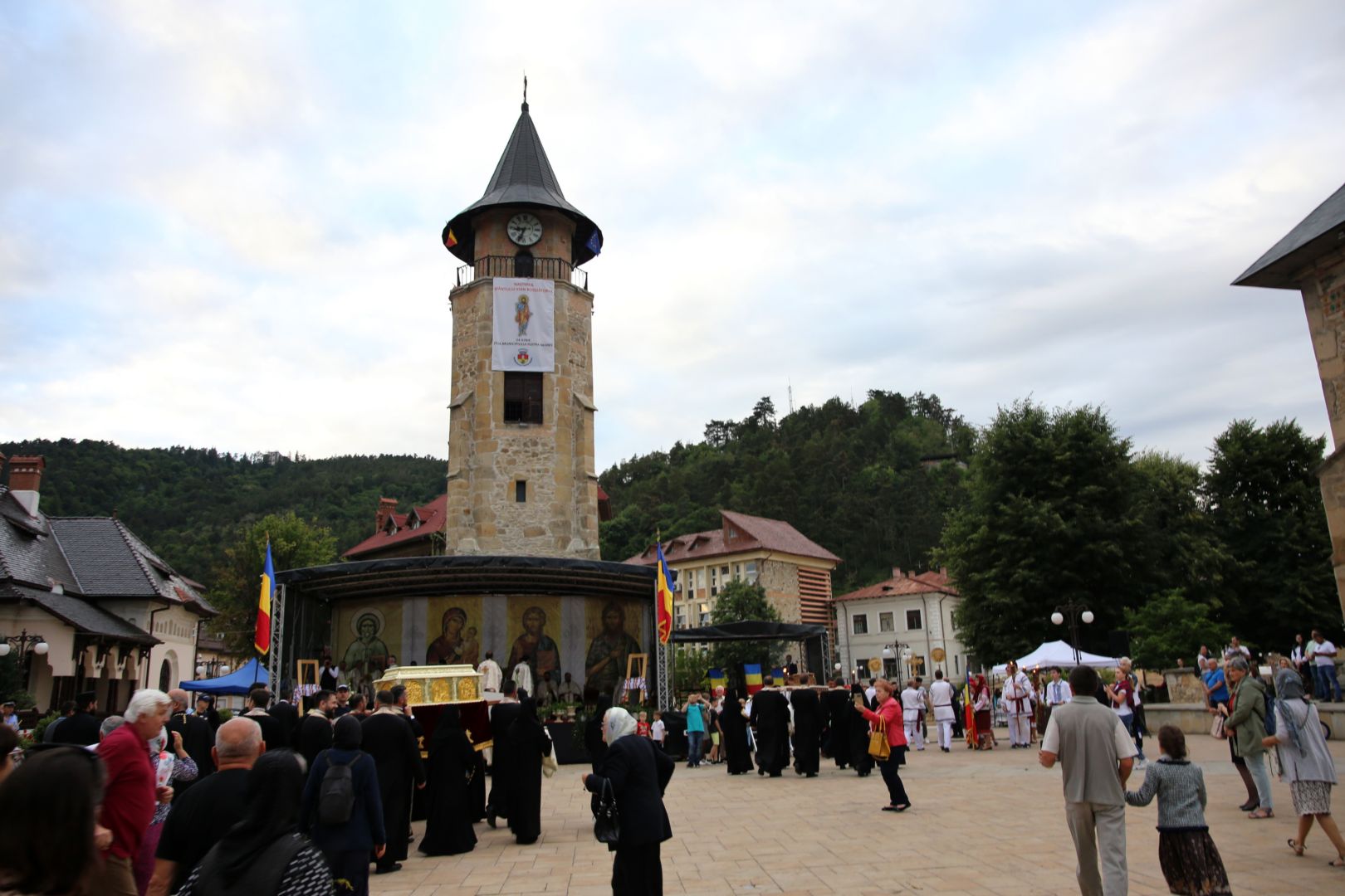 Nașterea Sfântului Ioan Botezătorul, sărbătoarea orașului de la poalele Pietricicăi: mii de oameni, împreună cu sfinții prin Piatra Neamț