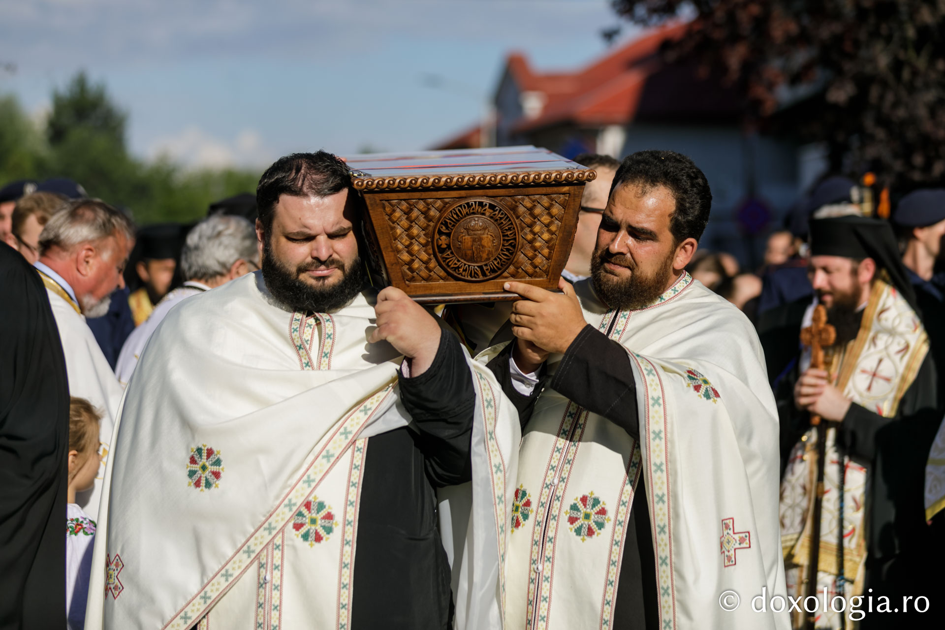 „Calea Sfinților” pe străzile Sucevei: peste 10000 de pelerini au participat la procesiunea cu moaștele Sfântului Ioan cel Nou #HramSuceava2022