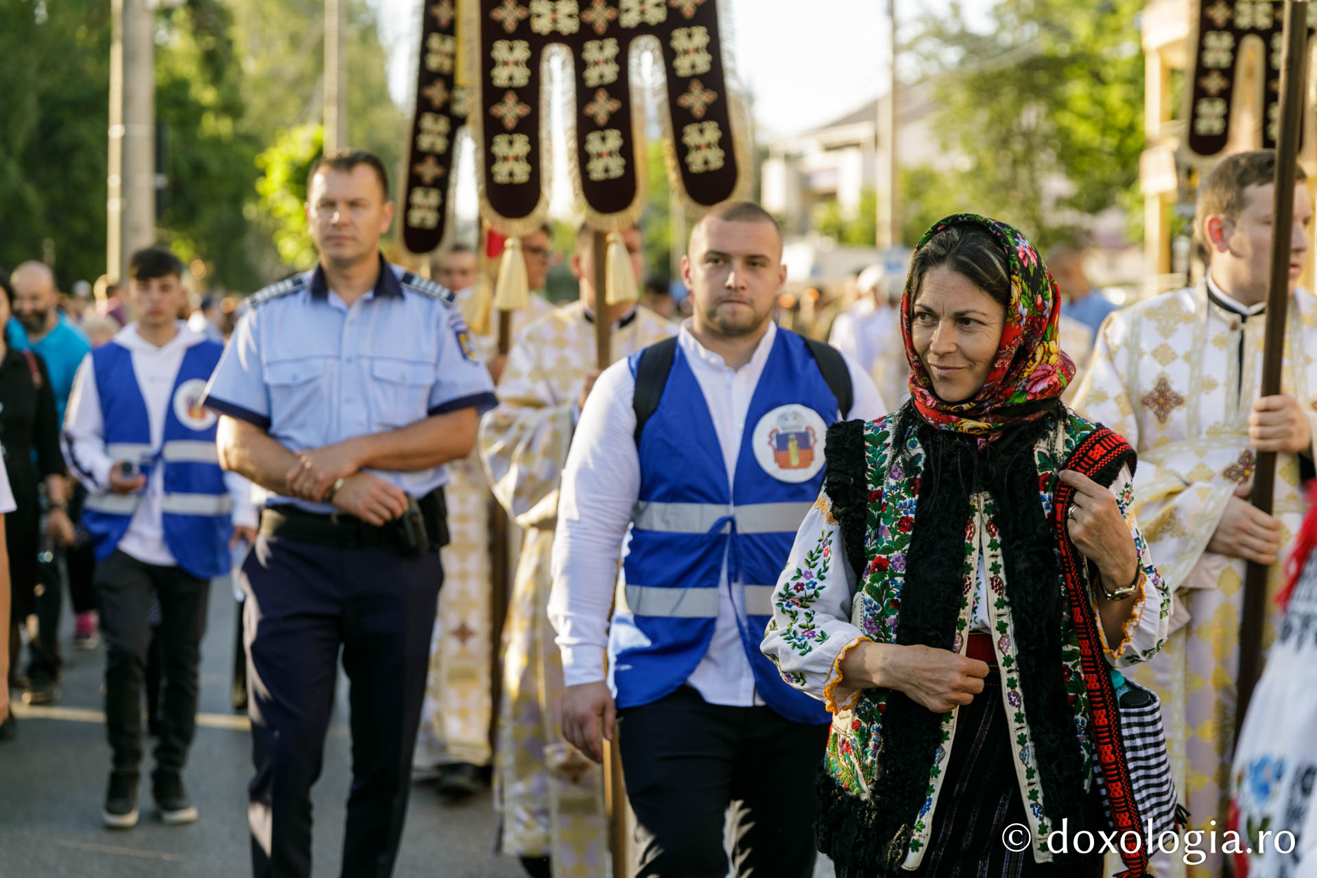 „Calea Sfinților” pe străzile Sucevei: peste 10000 de pelerini au participat la procesiunea cu moaștele Sfântului Ioan cel Nou #HramSuceava2022
