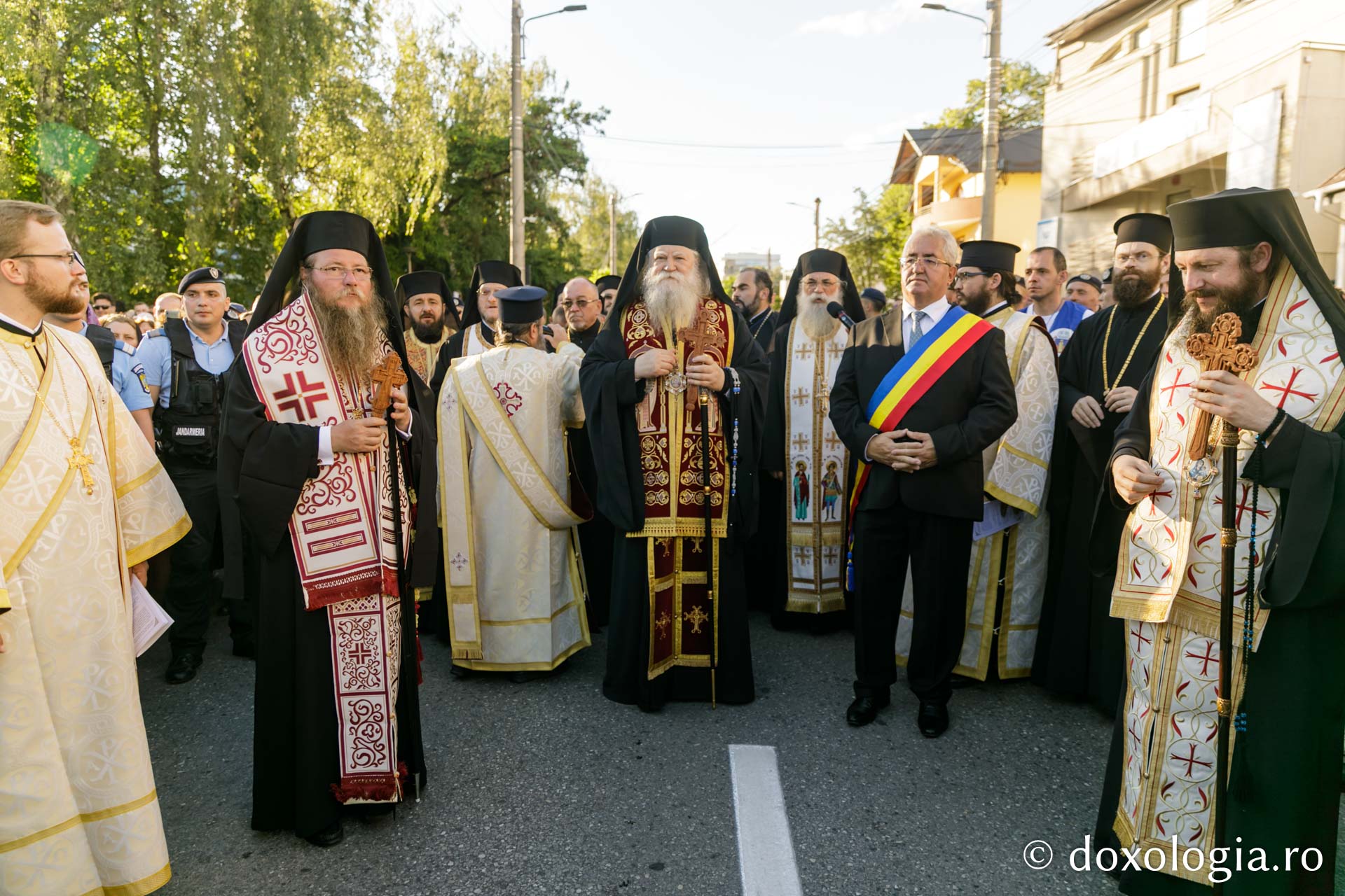 „Calea Sfinților” pe străzile Sucevei: peste 10000 de pelerini au participat la procesiunea cu moaștele Sfântului Ioan cel Nou #HramSuceava2022