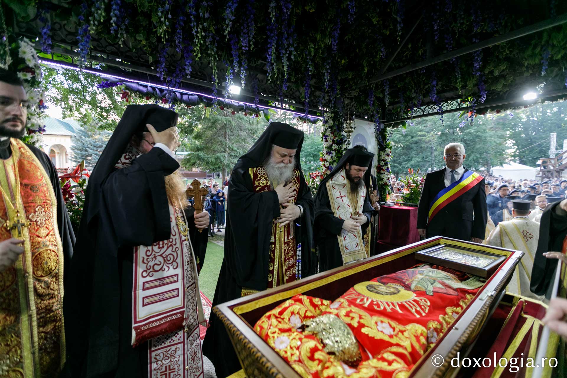 „Calea Sfinților” pe străzile Sucevei: peste 10000 de pelerini au participat la procesiunea cu moaștele Sfântului Ioan cel Nou #HramSuceava2022