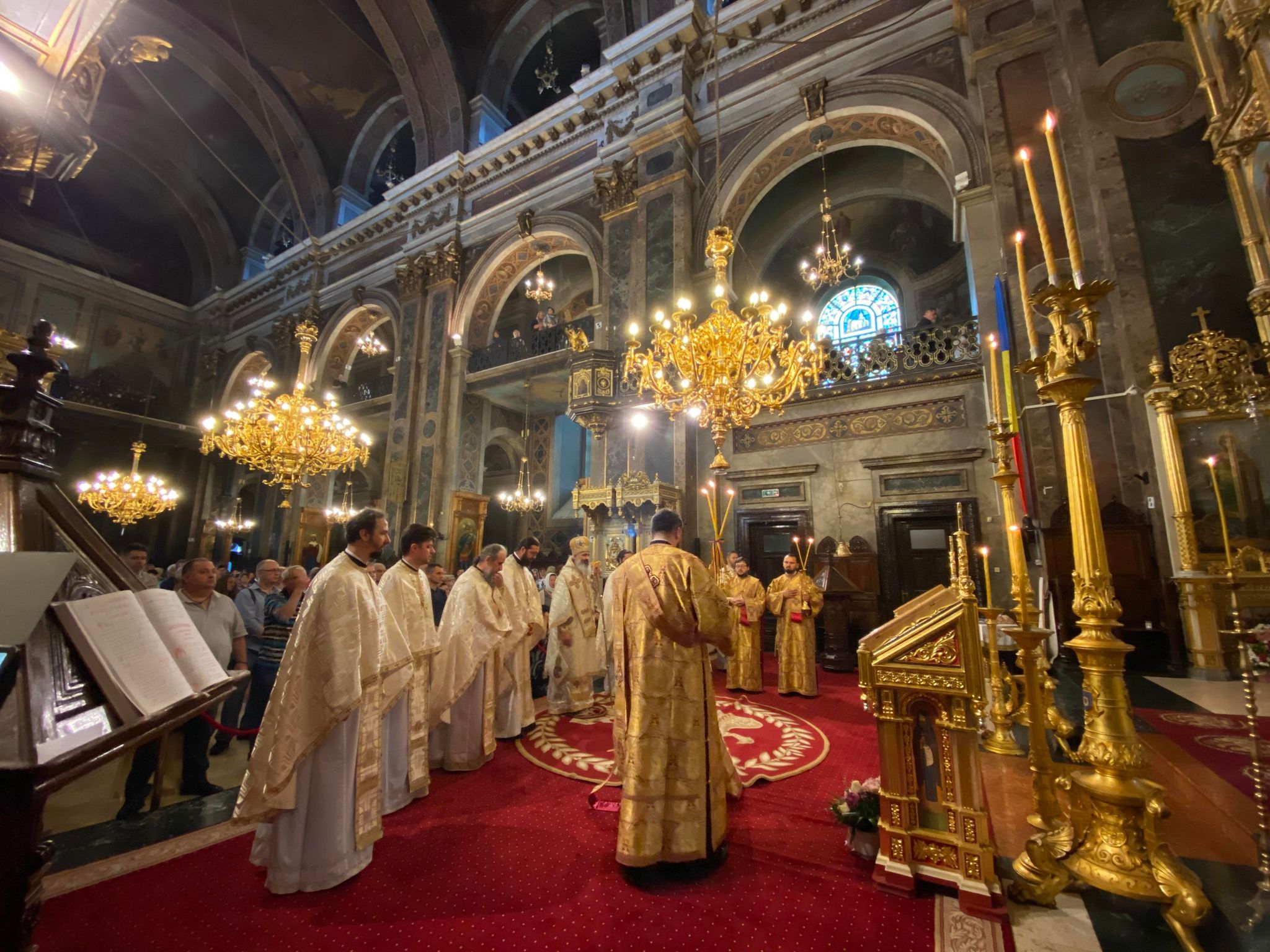 foto: psalt Emanuel Marin Preasfințitul Antonie la Catedrală: „Este important să mărturisim că Mântuitorul Hristos este Dumnezeu adevărat, pentru că atunci când mărturisim aceasta noi intrăm într-o legătură spirituală cu El”