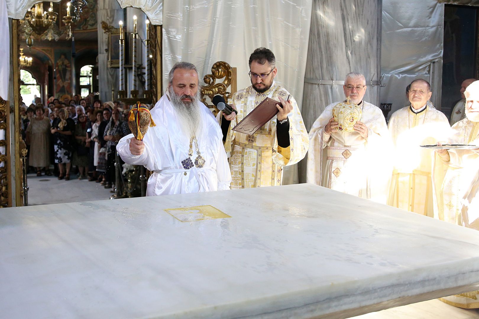 foto: Flavius Popa Moment istoric la Iași: În Duminica Tuturor Sfinților, Biserica Bărboi a primit din nou haină luminoasă