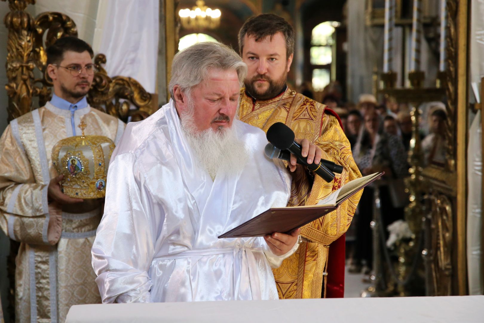 foto: Flavius Popa Moment istoric la Iași: În Duminica Tuturor Sfinților, Biserica Bărboi a primit din nou haină luminoasă