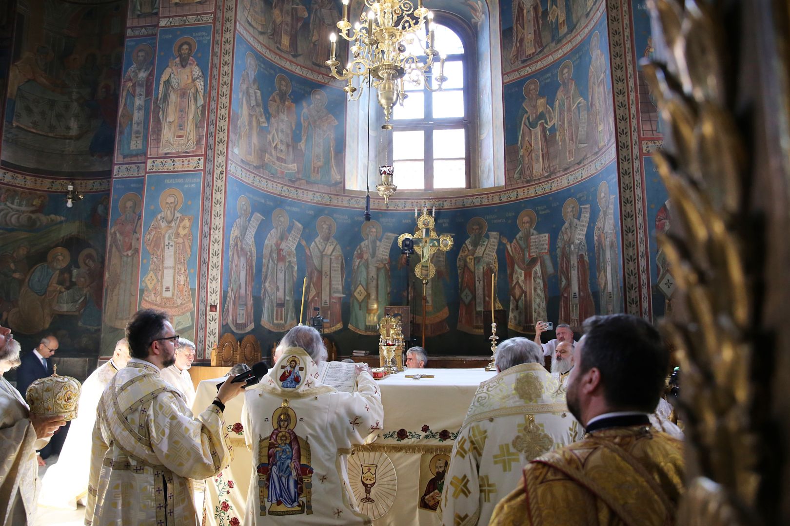 foto: Flavius Popa Moment istoric la Iași: În Duminica Tuturor Sfinților, Biserica Bărboi a primit din nou haină luminoasă